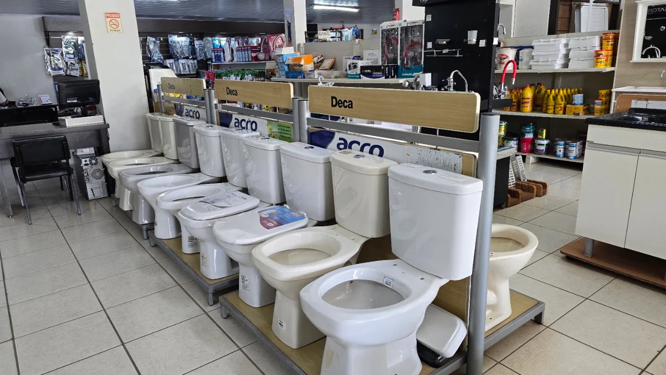 Louças sanitárias expostas na Paroschi